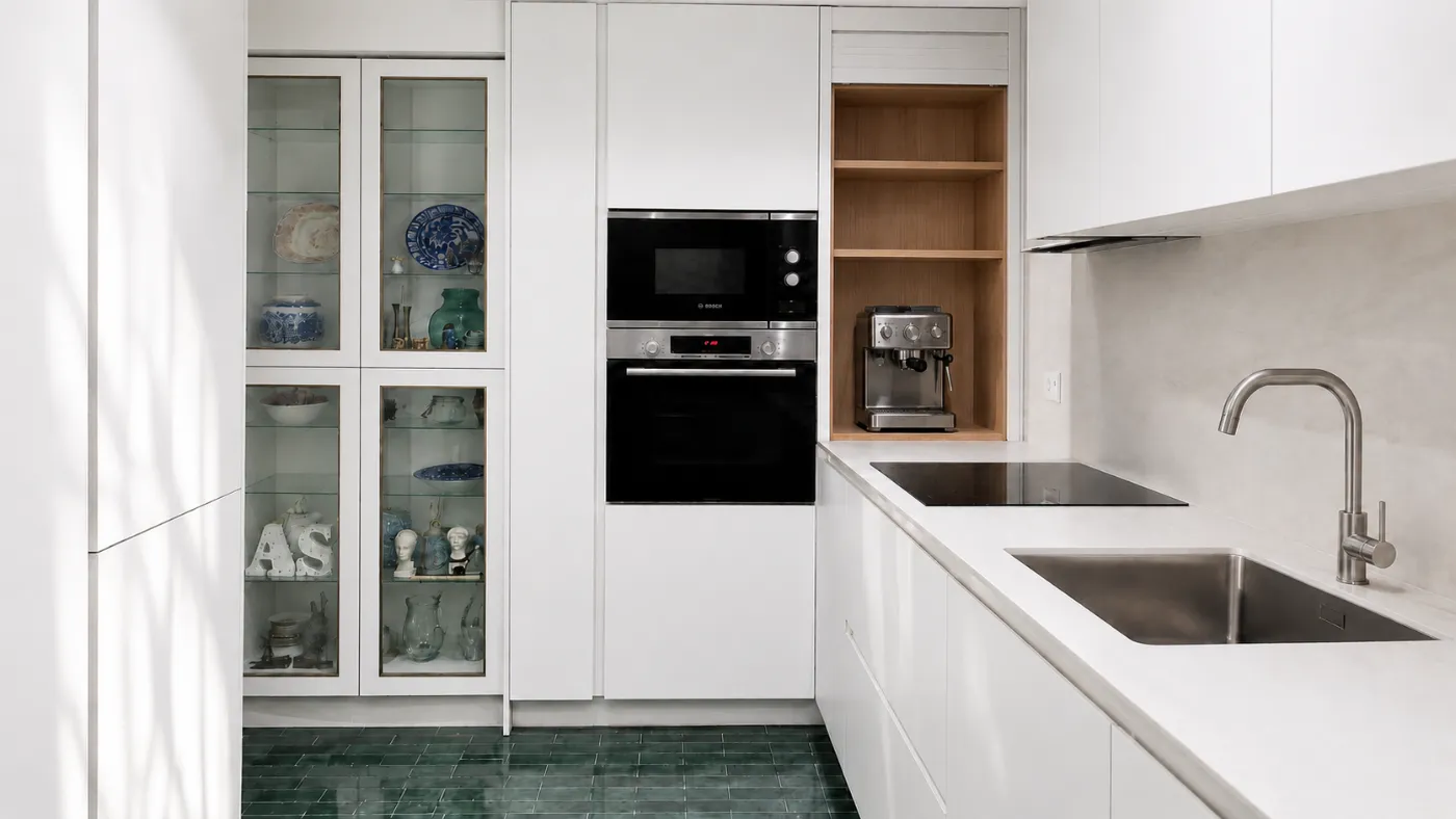 Una cocina estrecha que lo integra todo