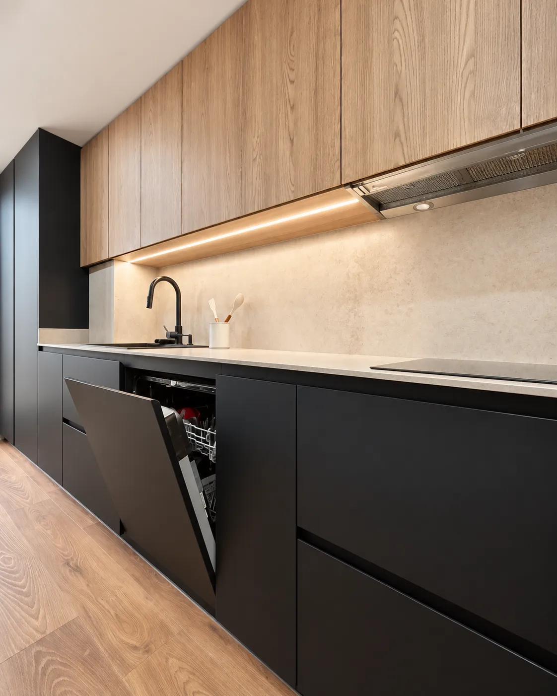Una cocina negra mate con madera, pensada para tenerlo todo