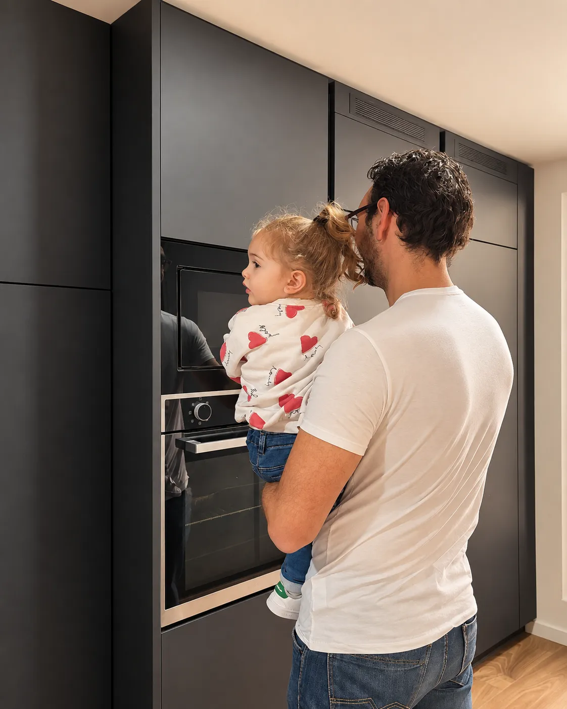 Una cocina negra mate con madera, pensada para tenerlo todo